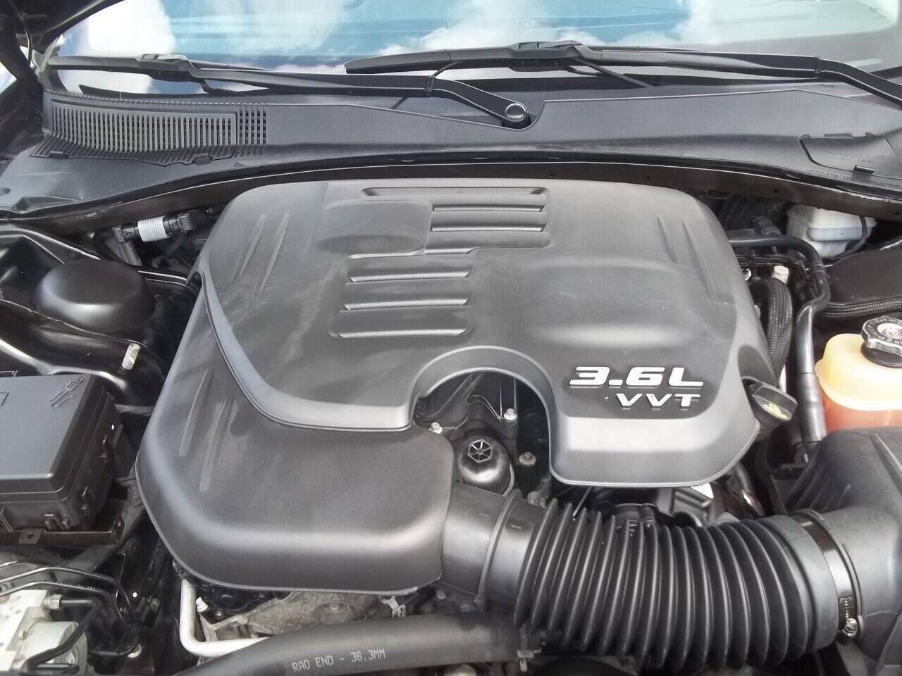Used 2015 Chrysler 300 Limited RWD image 9