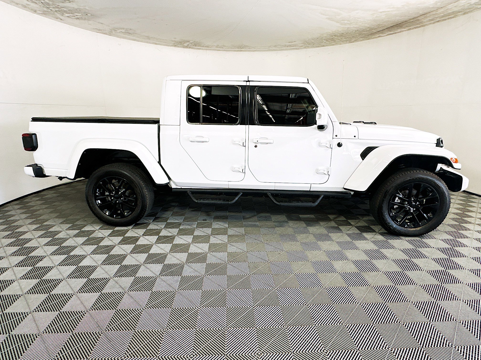 Used 2022 Jeep Gladiator Overland AWD/4WD image 2