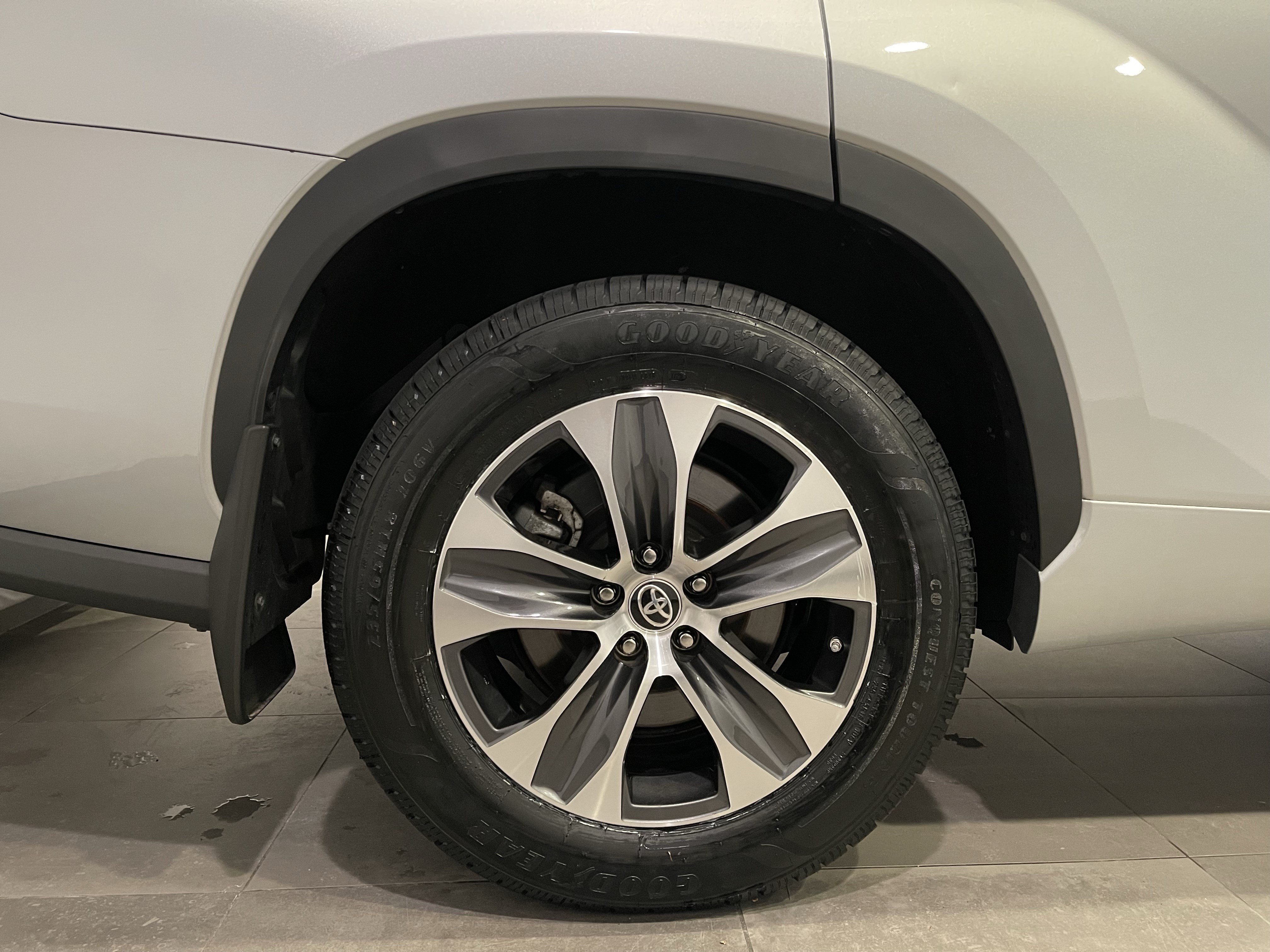 Used 2023 Toyota Highlander XLE AWD/4WD image 9