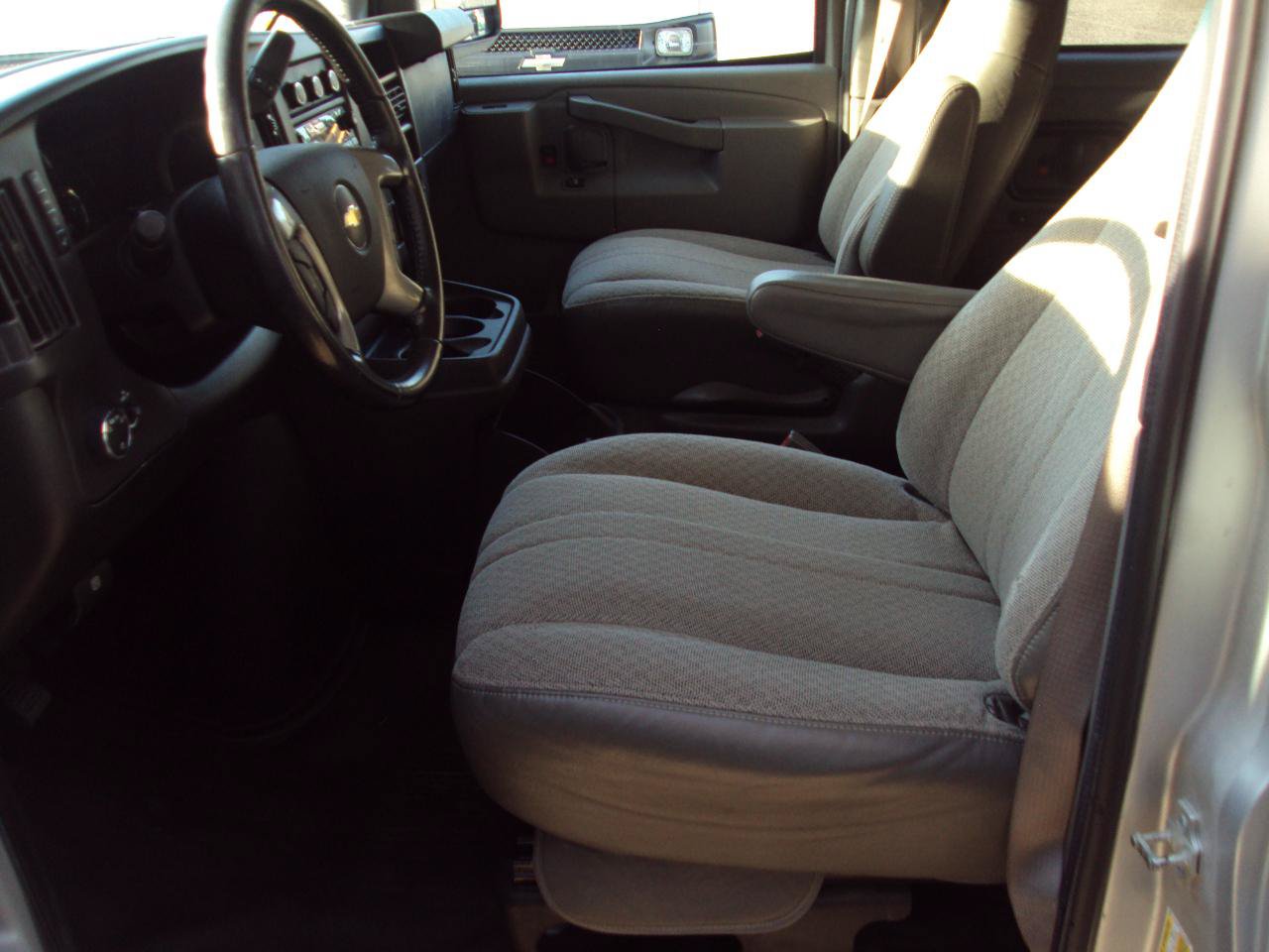 Used 2017 Chevrolet Express 3500 LT w/ LT Preferred Equipment Group RWD image 19