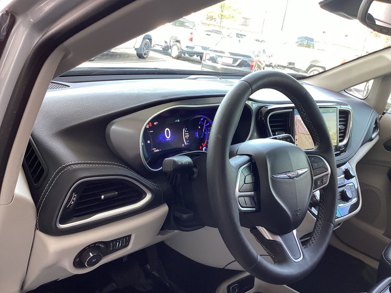 Used 2024 Chrysler Pacifica Select image 9