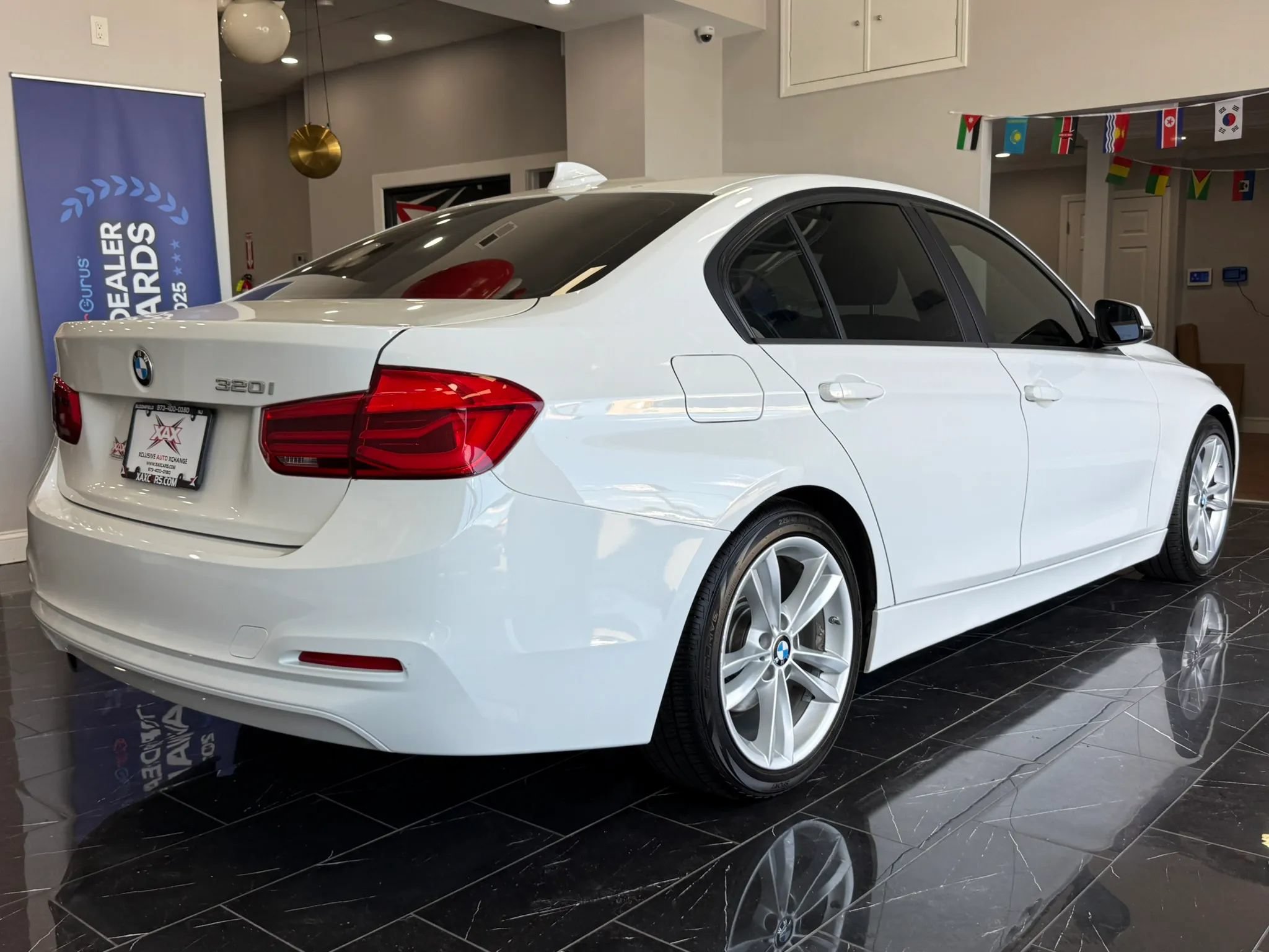 Used 2018 BMW 320i Sedan RWD image 6
