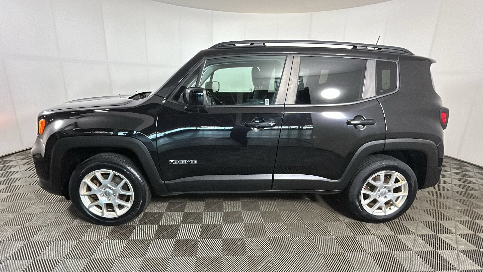Used 2020 Jeep Renegade Latitude w/ Cold Weather Group AWD/4WD image 8