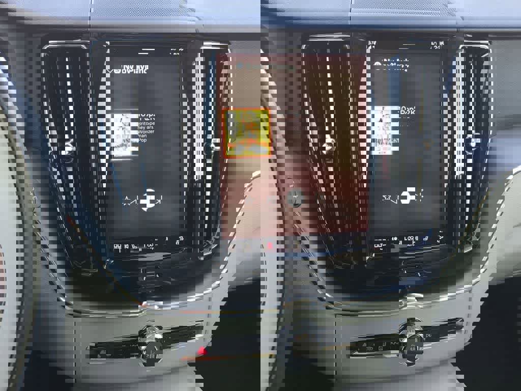 Certified 2025 Volvo XC60 T8 Core w/ Protection Package Premier image 26