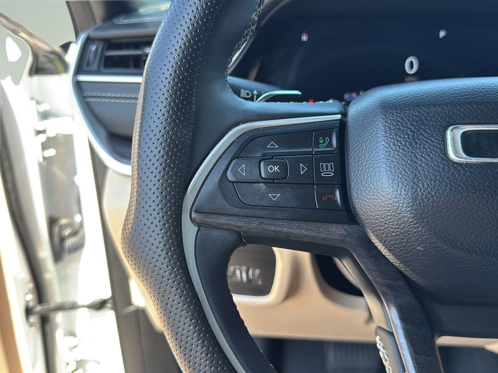 Used 2023 Jeep Grand Cherokee Limited AWD/4WD image 16
