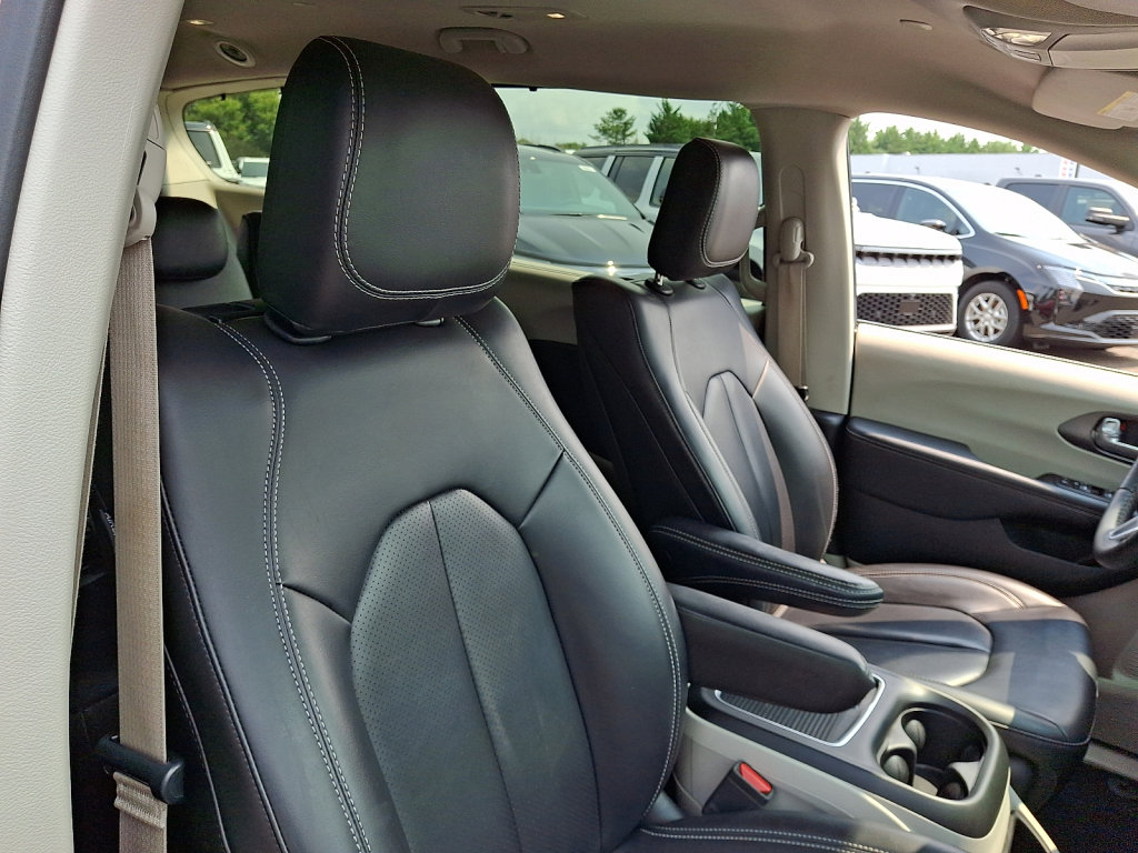 Used 2023 Chrysler Pacifica Touring-L w/ Uconnect Theater Family Group FWD image 13