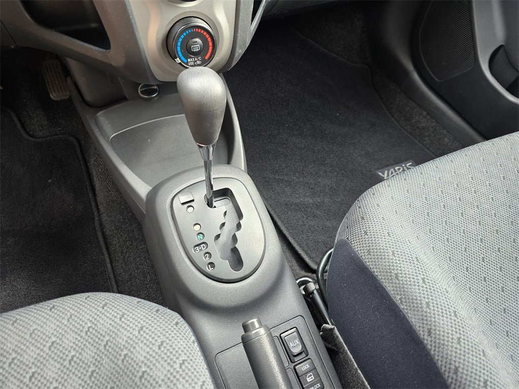 Used 2011 Toyota Yaris Base image 19