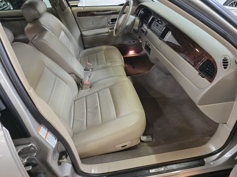 Used 2001 Lincoln Town Car Executive RWD image 5