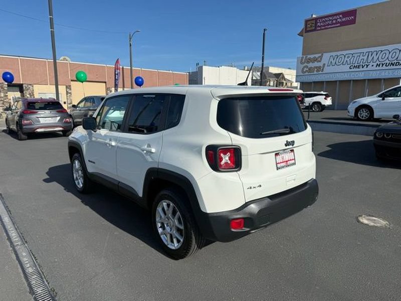 Used 2023 Jeep Renegade Latitude AWD/4WD image 3