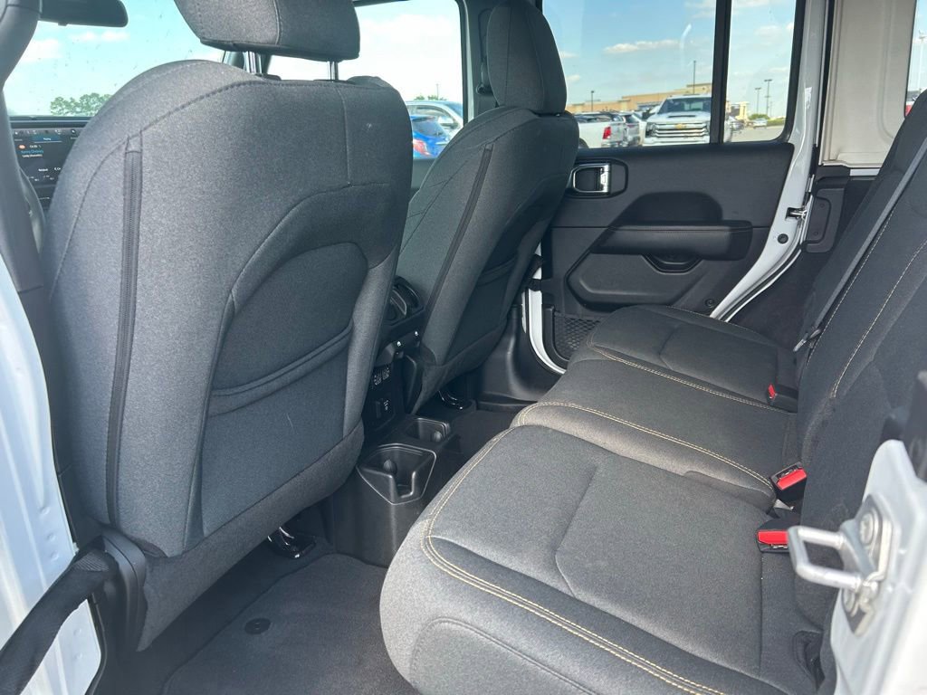 Used 2025 Jeep Wrangler Unlimited Sahara AWD/4WD image 8