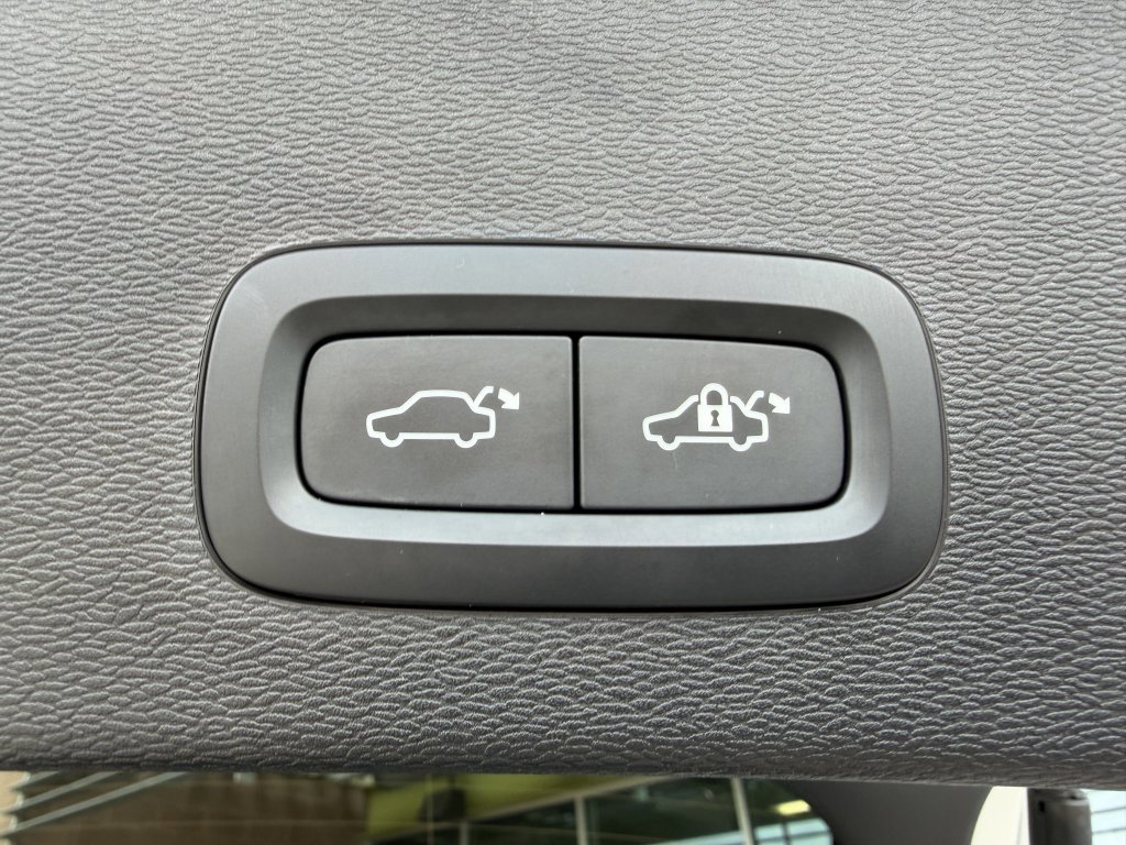Used 2024 Volvo C40 P8 Recharge Ultimate w/ Protection Package Premier image 37