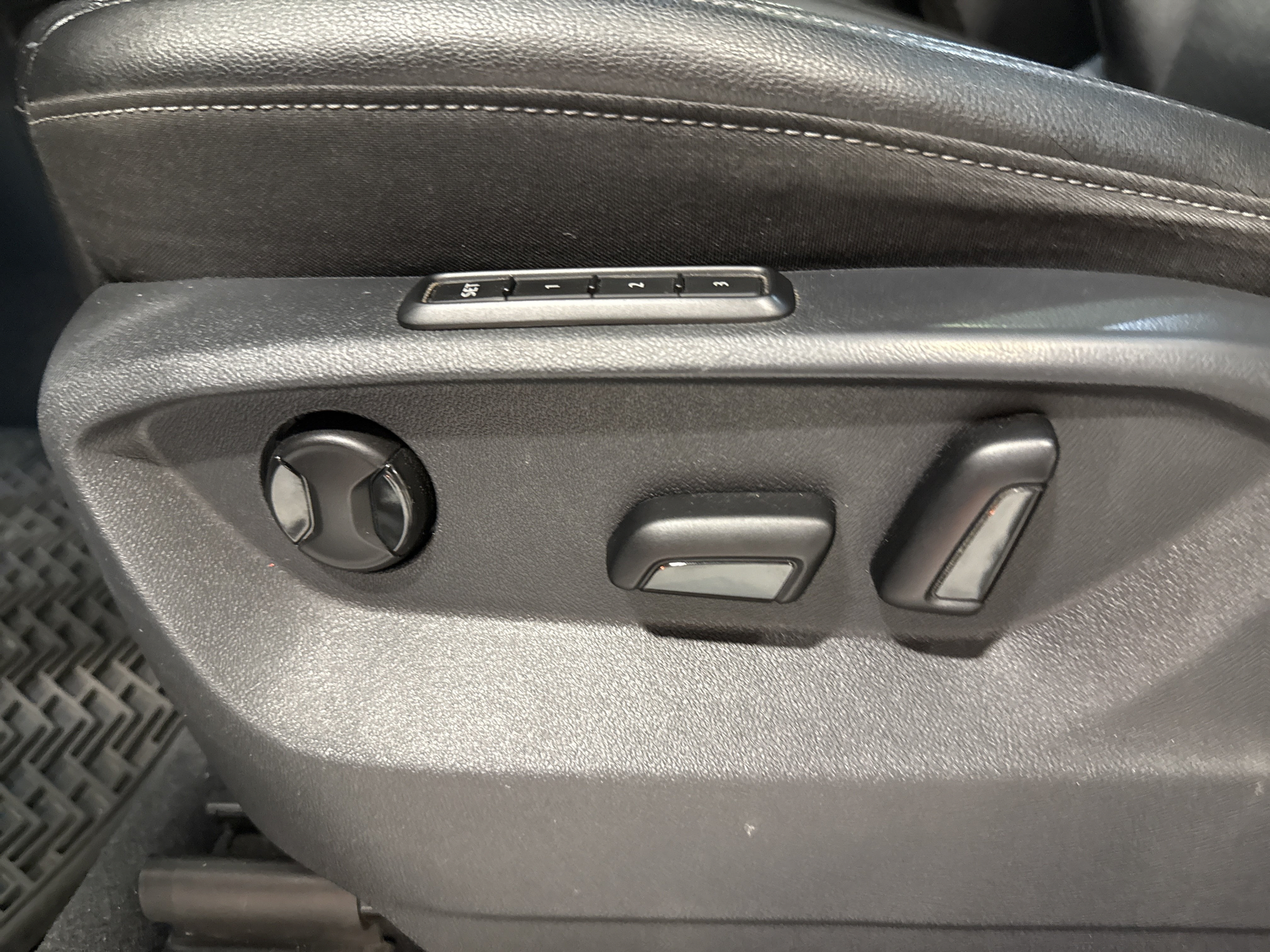 Used 2018 Volkswagen Atlas SEL AWD/4WD image 19