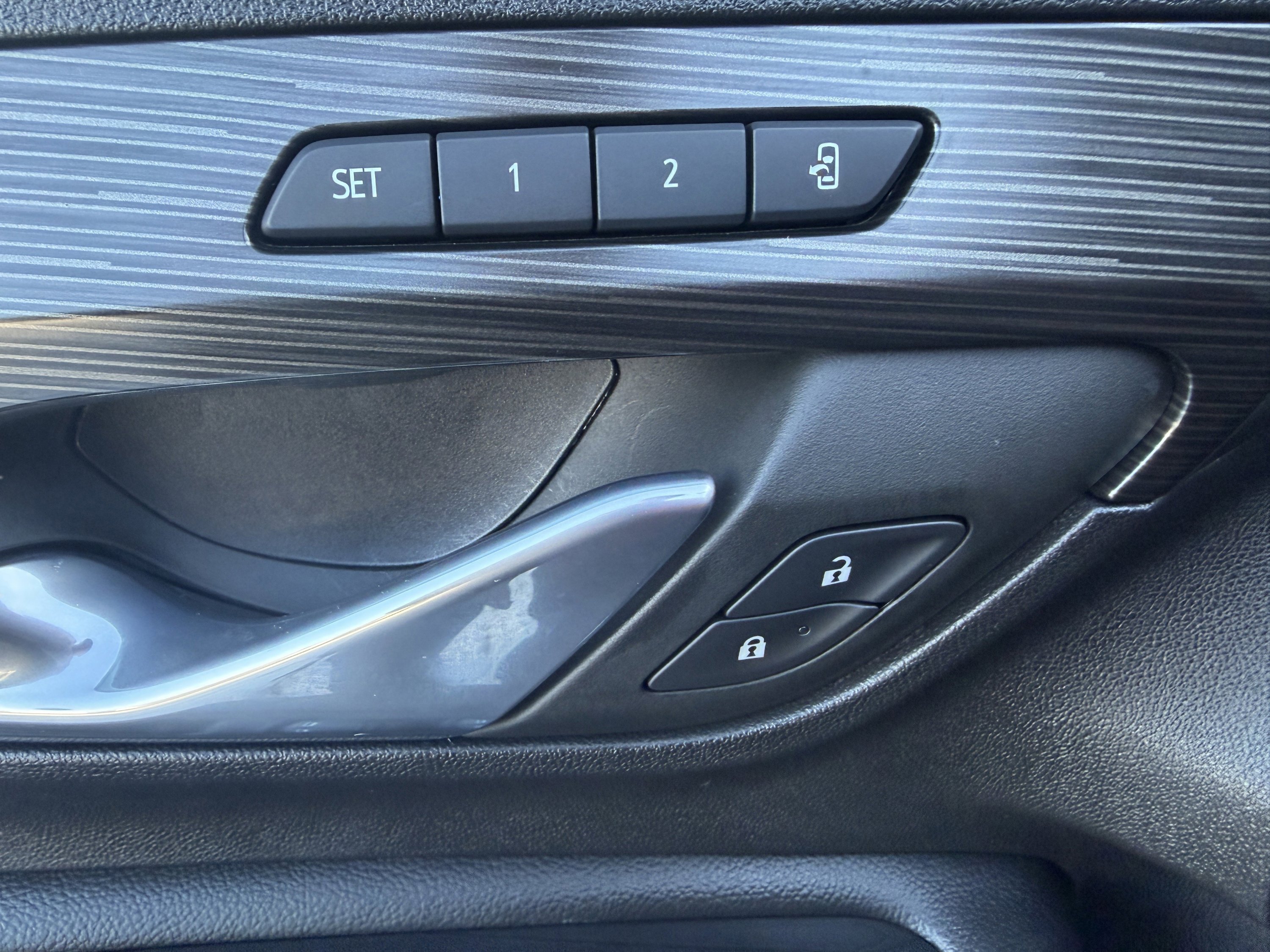 Used 2023 GMC Terrain SLT w/ Infotainment Package II image 29