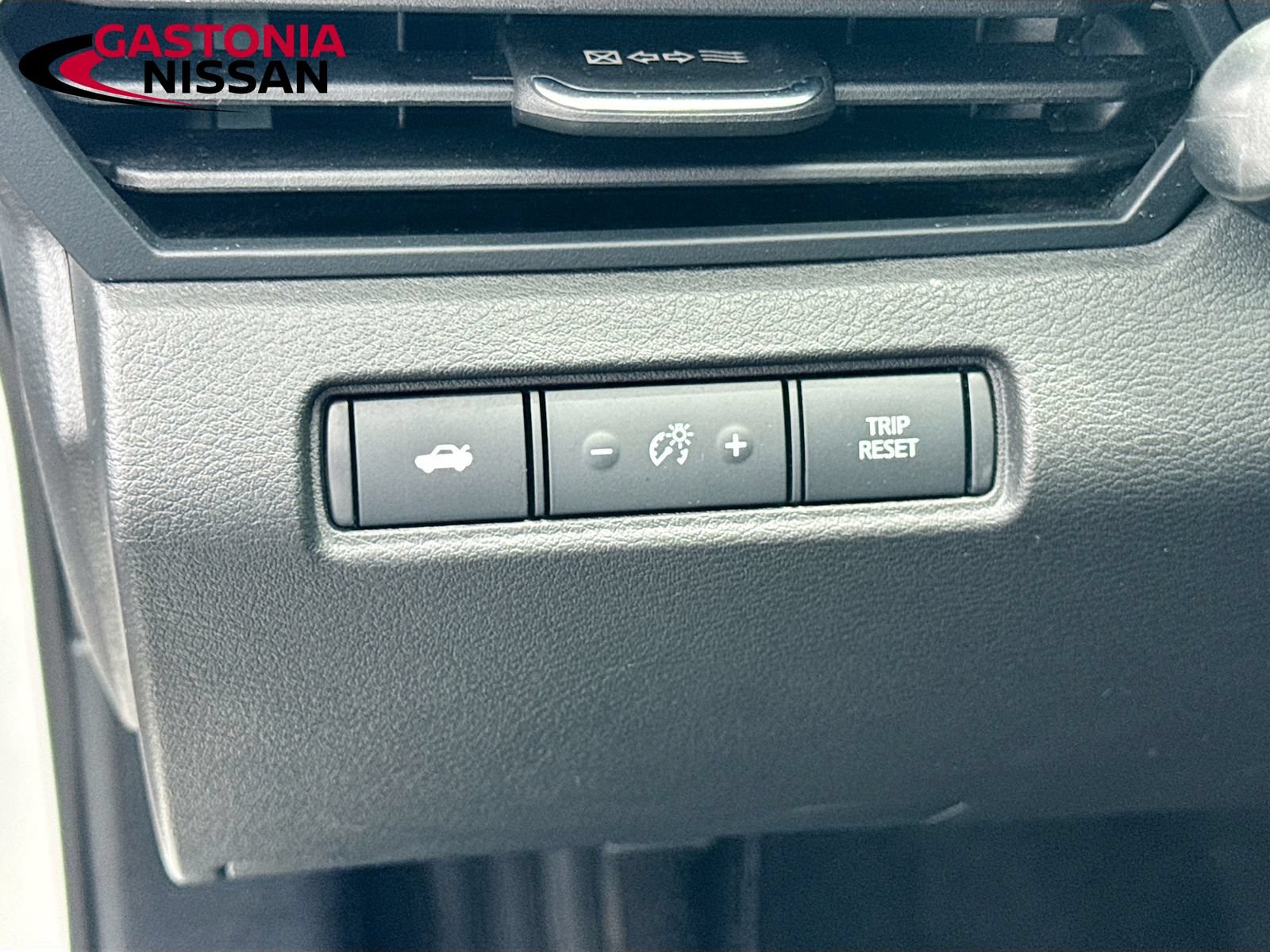 Used 2025 Nissan Altima 2.5 SV FWD image 13