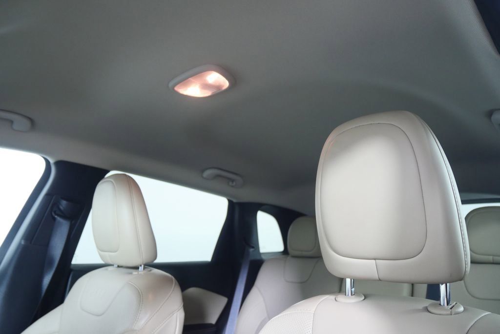 Used 2017 Jeep Cherokee Limited w/ Luxury Group image 11