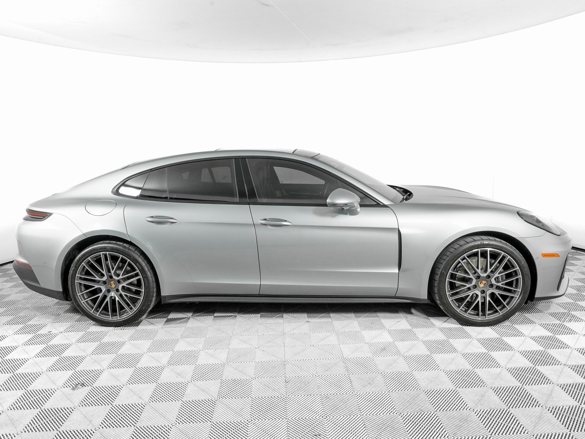 Used 2026 Porsche Panamera image 4