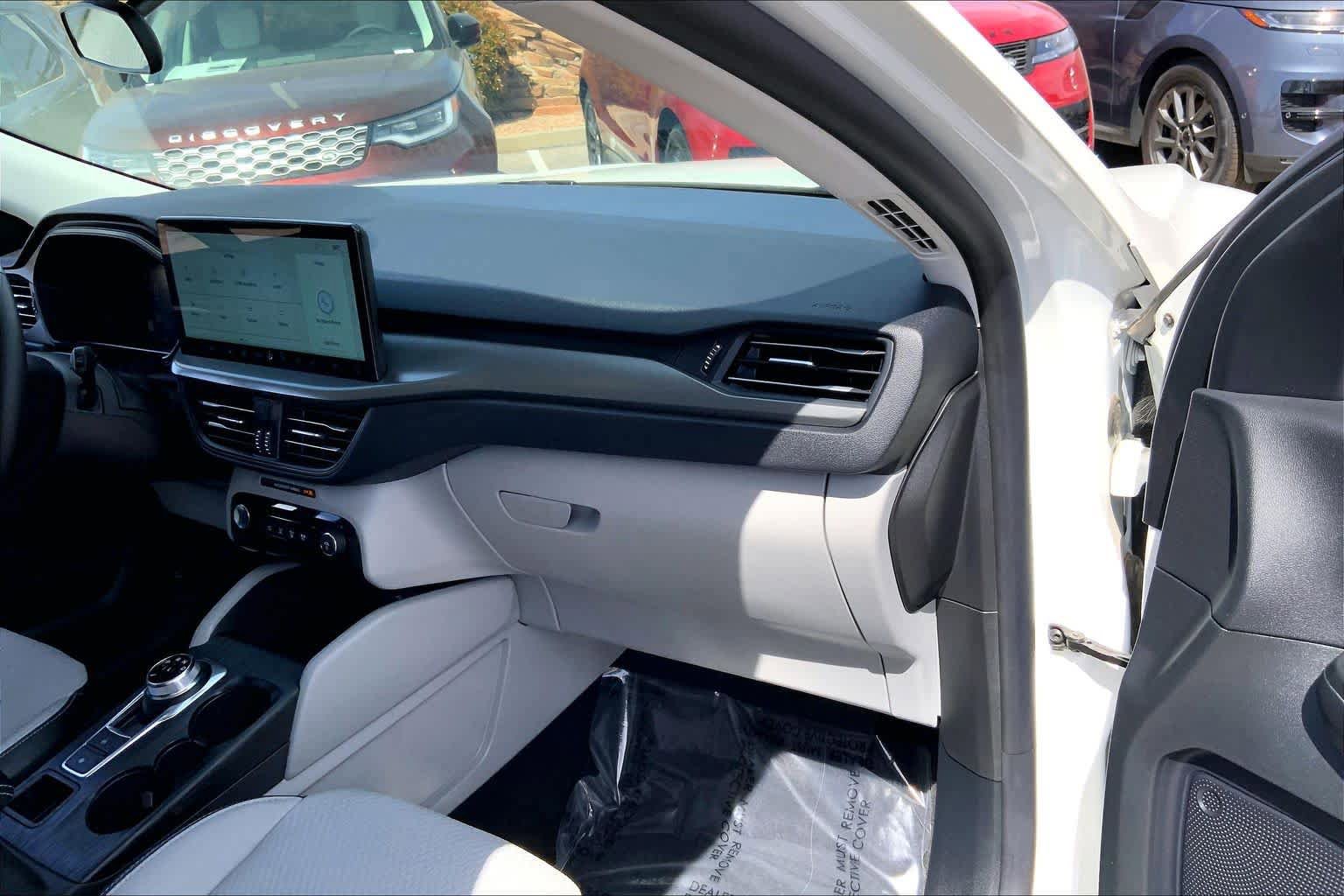 Used 2025 Ford Escape SE w/ Class II Trailer Tow Package image 18