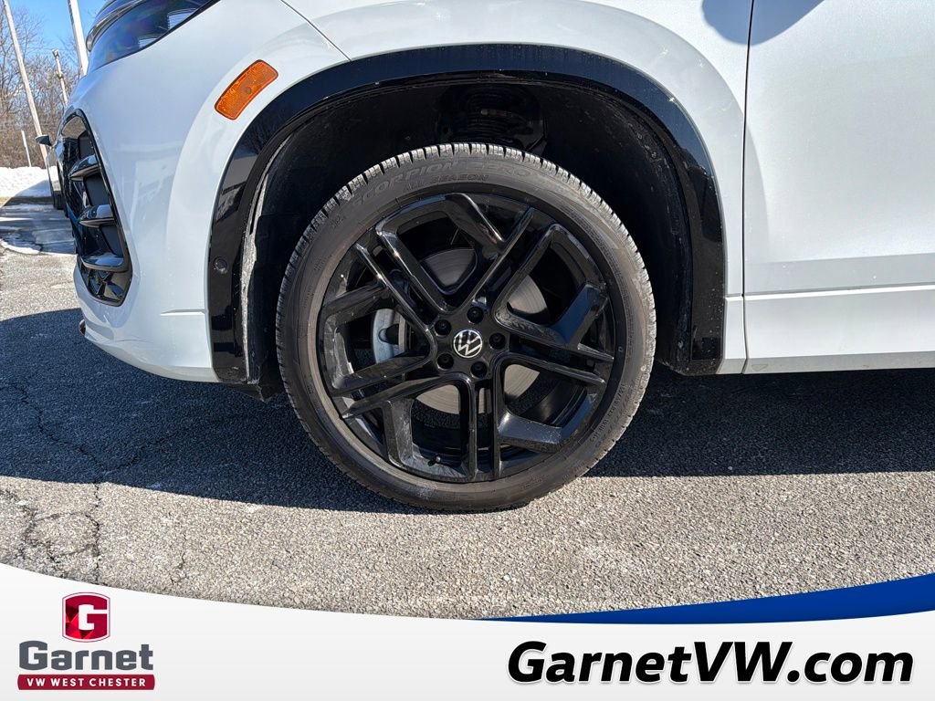 Certified 2025 Volkswagen Tiguan SE R-Line image 26