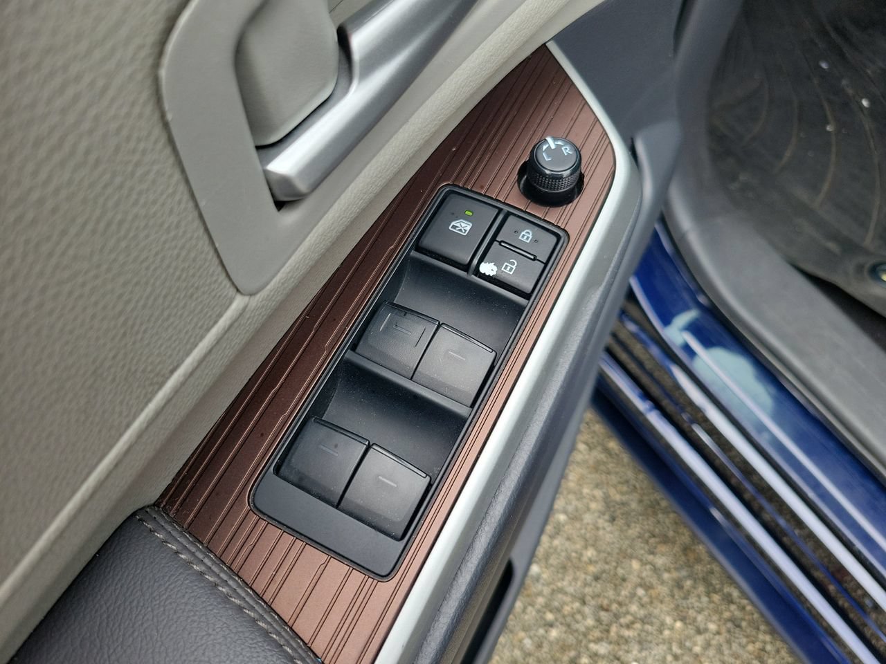 Used 2023 Toyota Sienna XLE FWD image 15