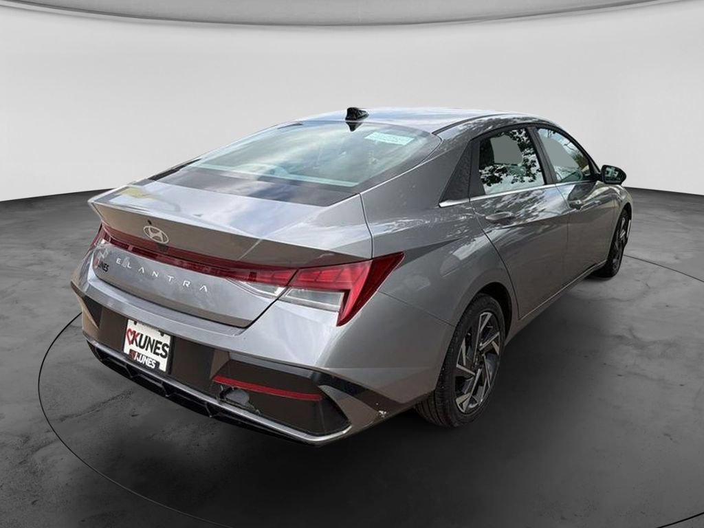 Used 2025 Hyundai Elantra SEL FWD image 10