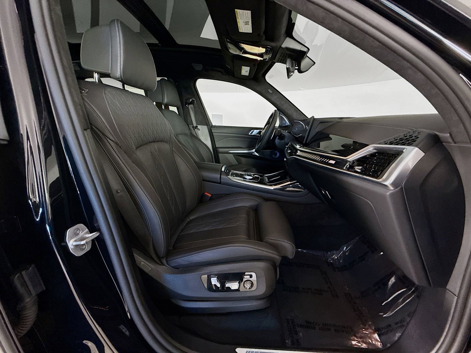 Used 2025 BMW X7 M60i image 31