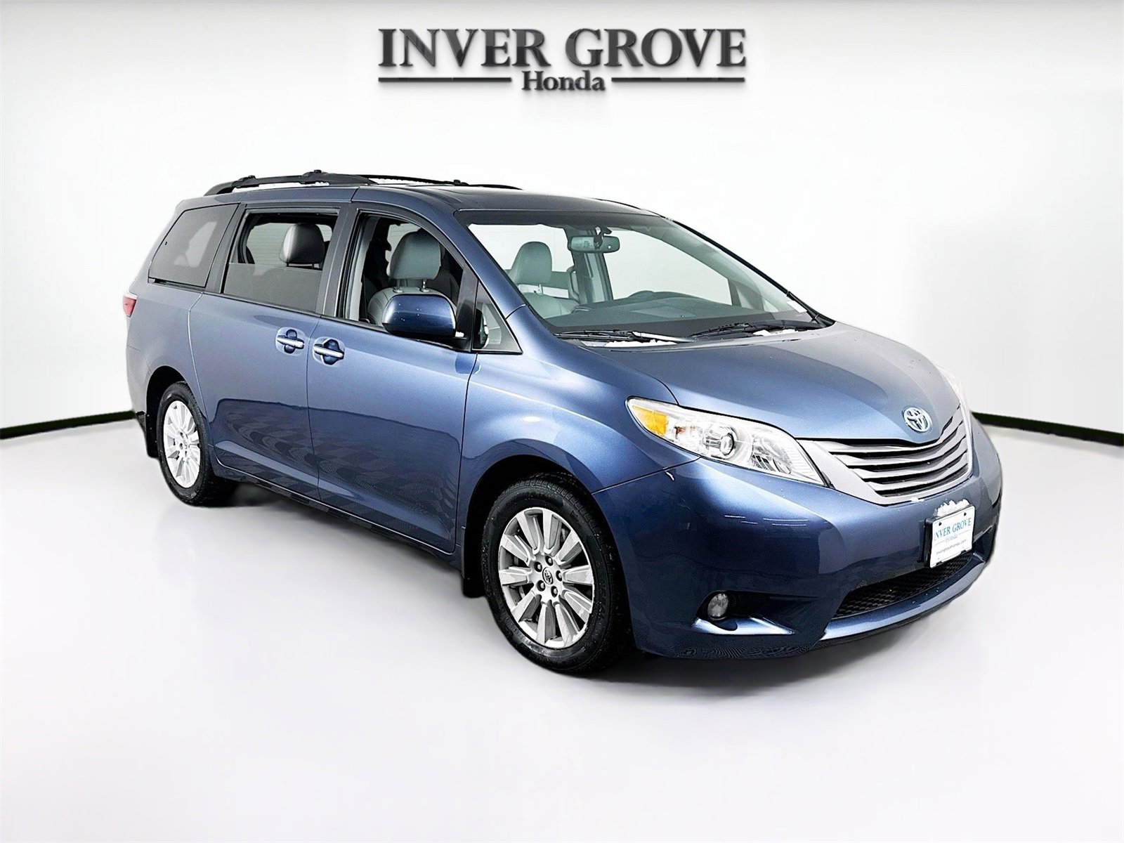 Used 2017 Toyota Sienna XLE image 3
