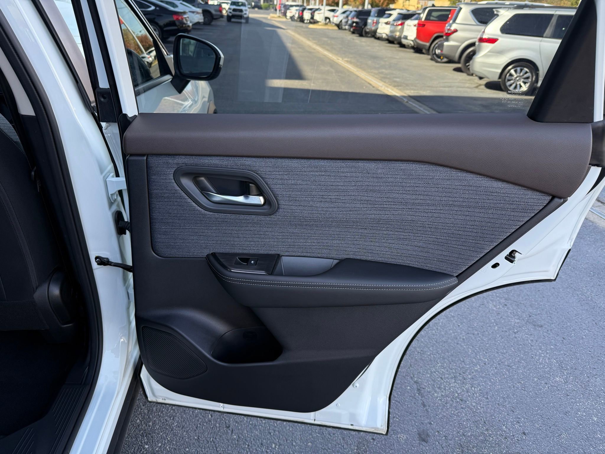 Used 2023 Nissan Rogue SV image 25