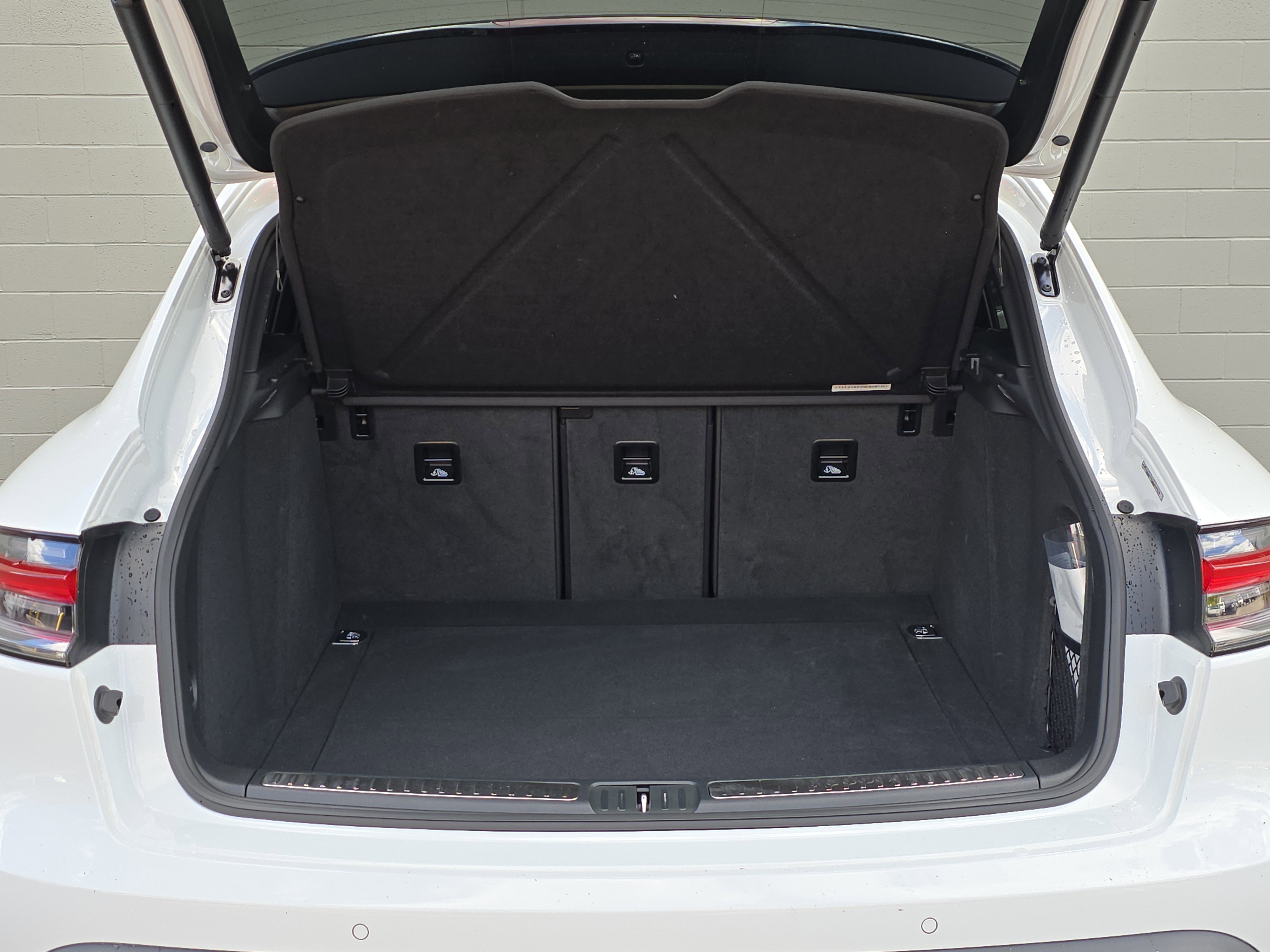 Certified 2025 Porsche Macan image 16