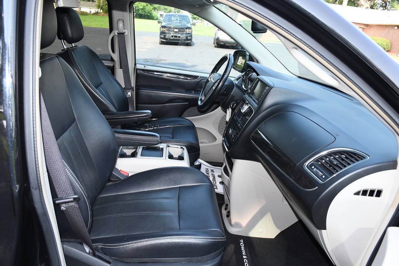 Used 2015 Chrysler Town & Country Touring-L w/ Driver Convenience Group FWD image 27