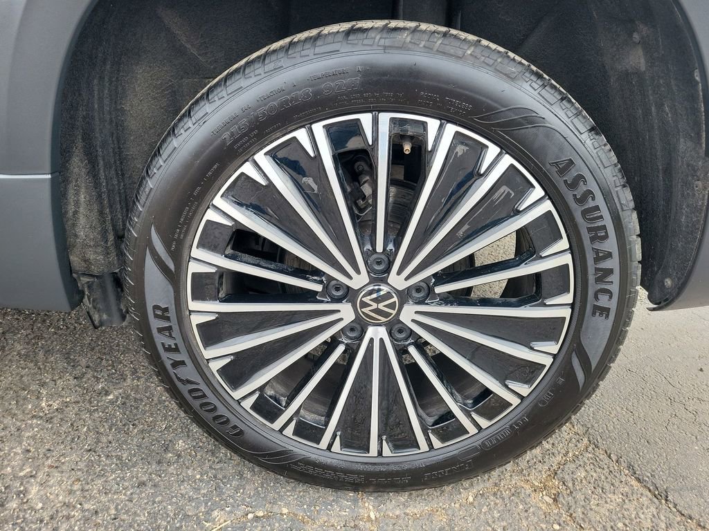 Used 2025 Volkswagen Taos SE image 11