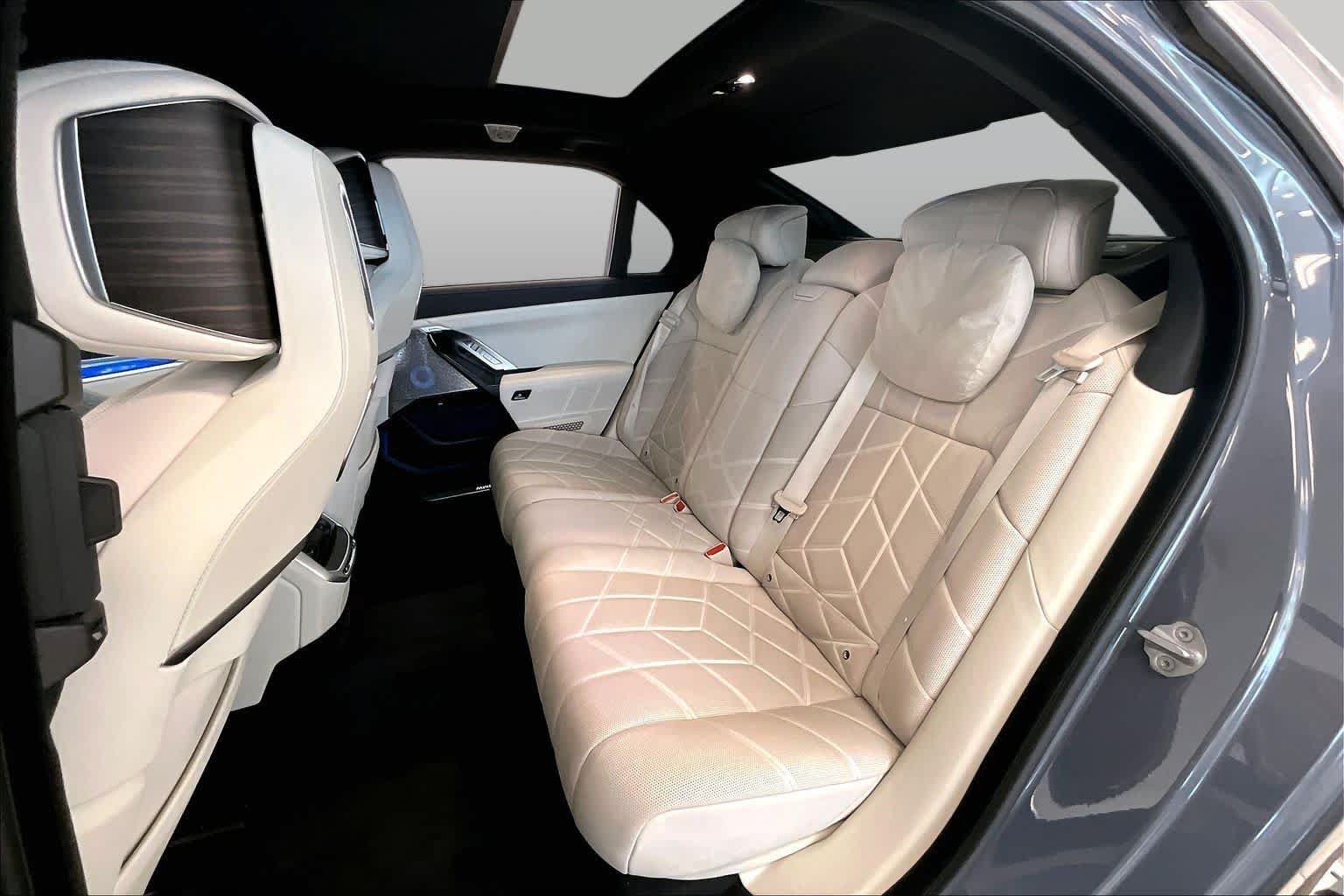 Used 2024 BMW i7 xDrive60 w/ Executive Package AWD/4WD image 18