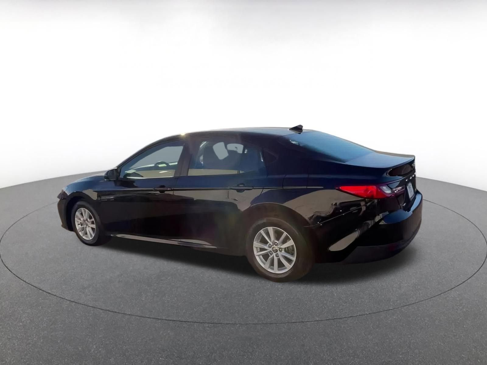 Used 2025 Toyota Camry LE image 10