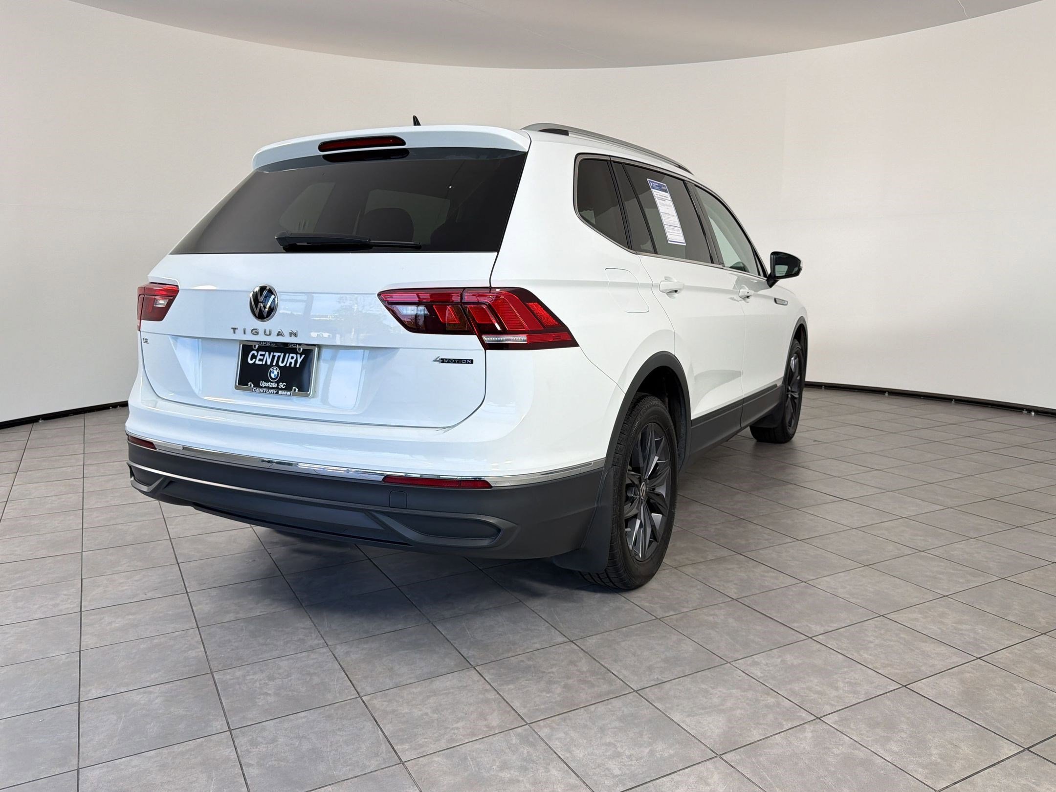 Used 2022 Volkswagen Tiguan SE AWD/4WD image 9