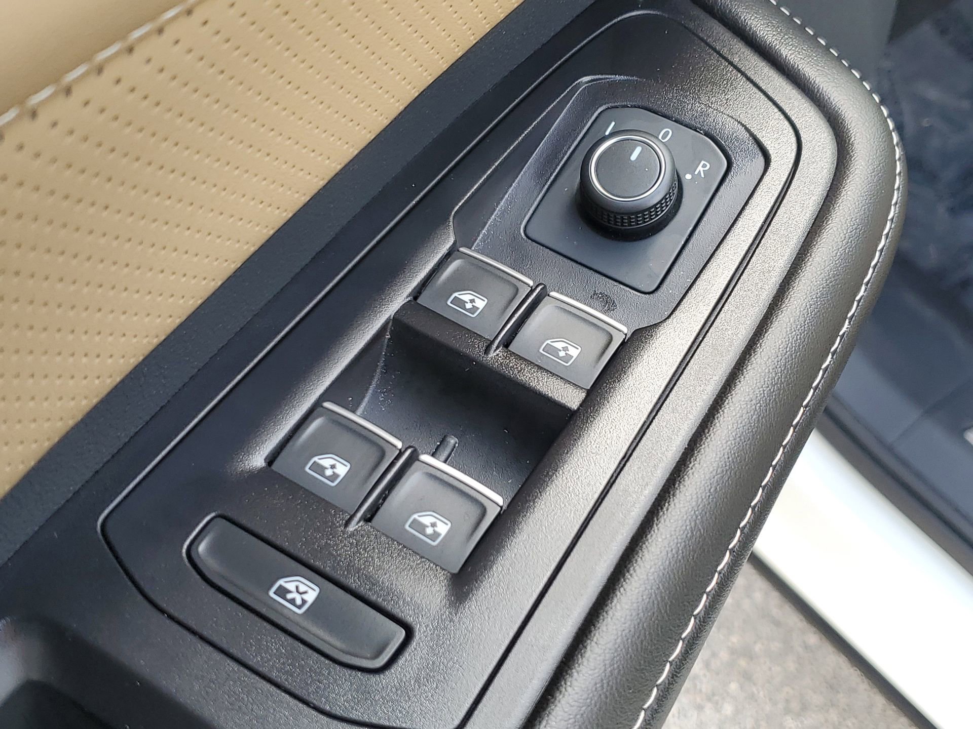 Used 2025 Volkswagen Atlas Cross Sport SE w/ Black Wheel Package image 20