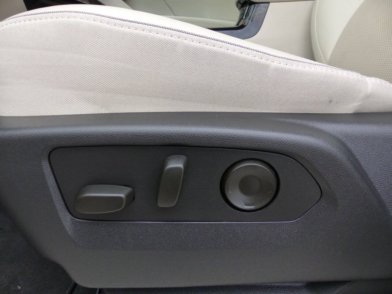 Used 2022 Buick Envision Essence w/ Technology Package I AWD/4WD image 23