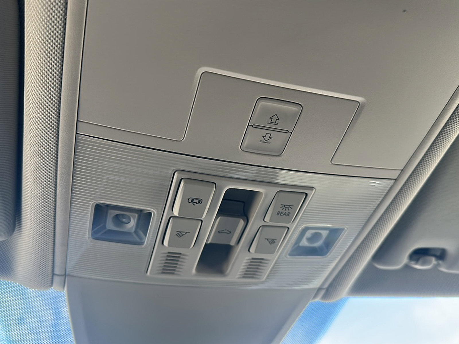 Used 2024 Volkswagen Tiguan SE w/ Panoramic Sunroof Package image 36