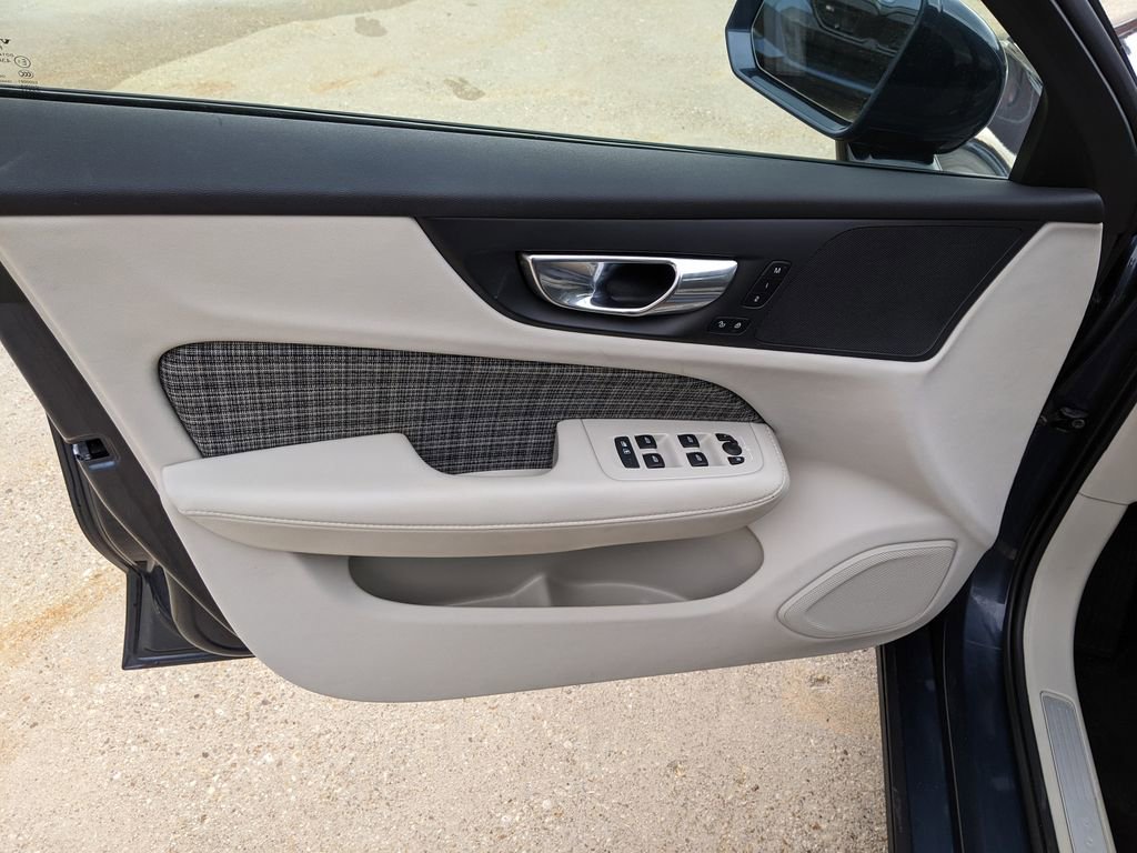 Used 2021 Volvo V60 T5 Momentum image 9