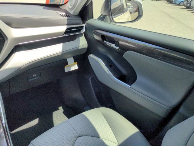 Used 2021 Toyota Highlander Limited image 17