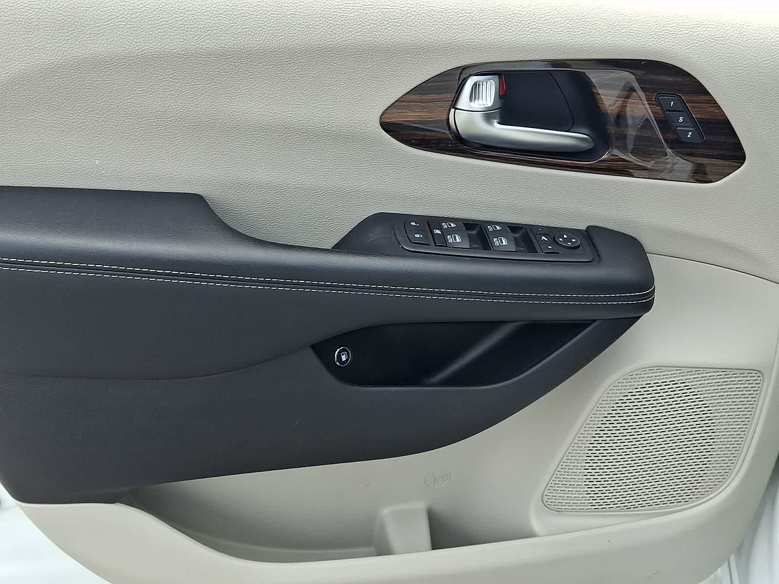 Used 2023 Chrysler Pacifica Limited FWD image 13