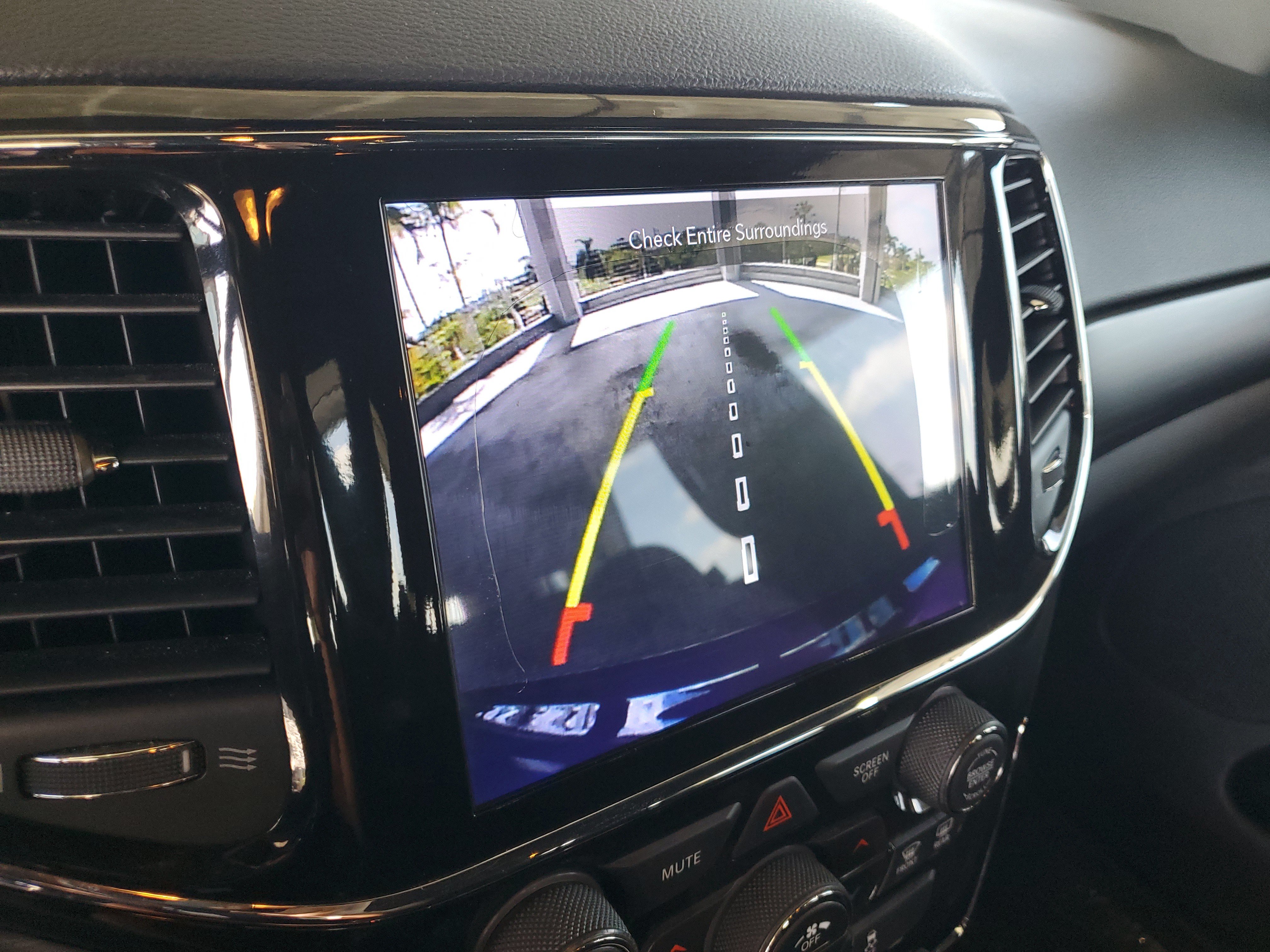 Certified 2022 Jeep Grand Cherokee Laredo E AWD/4WD image 27