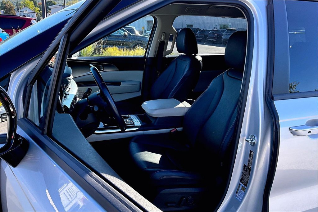 Used 2022 Kia Carnival LX FWD image 23