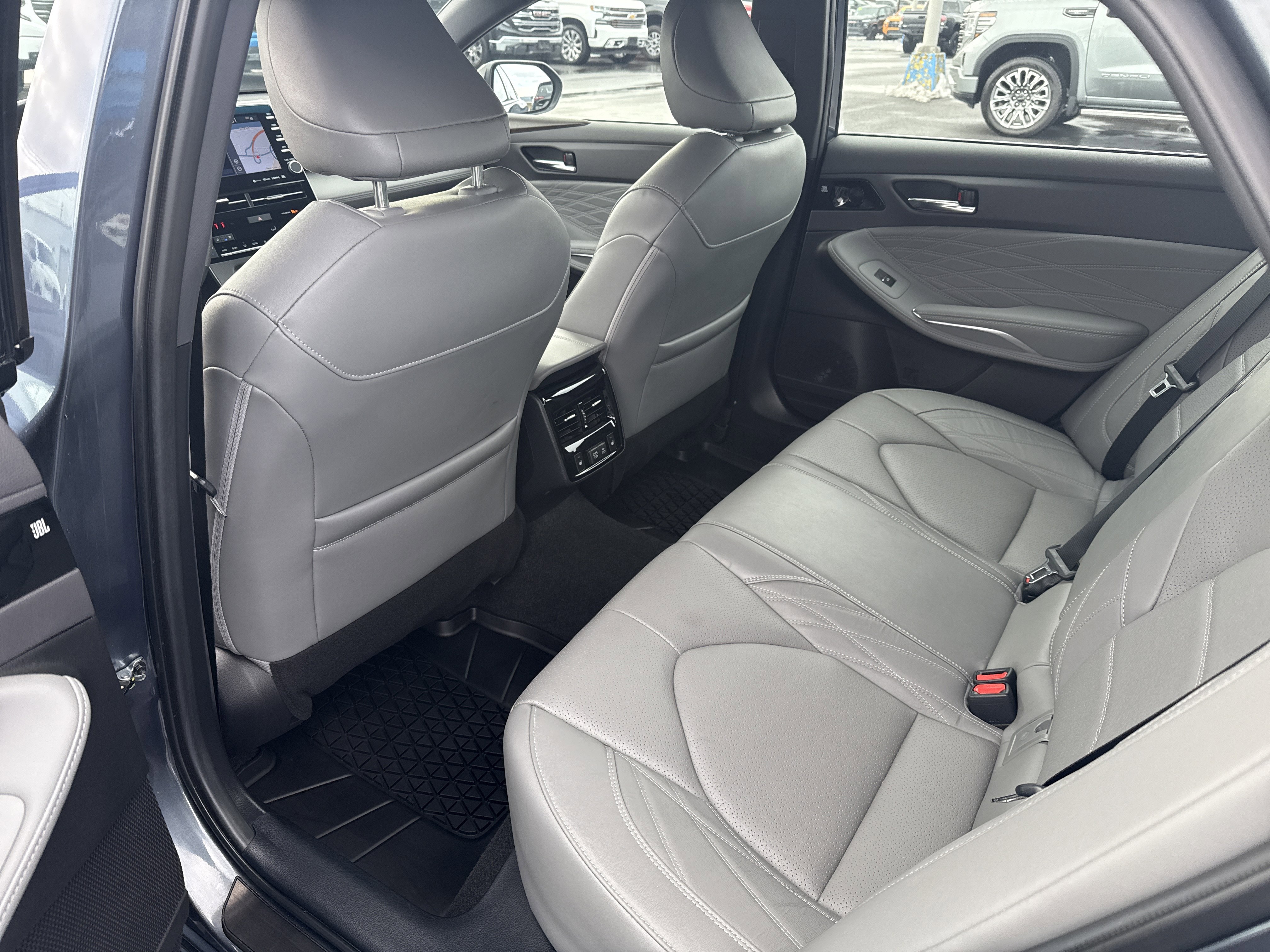 Used 2022 Toyota Avalon Limited image 11