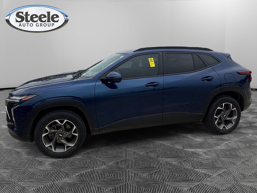 Used 2024 Chevrolet Trax LT FWD image 2