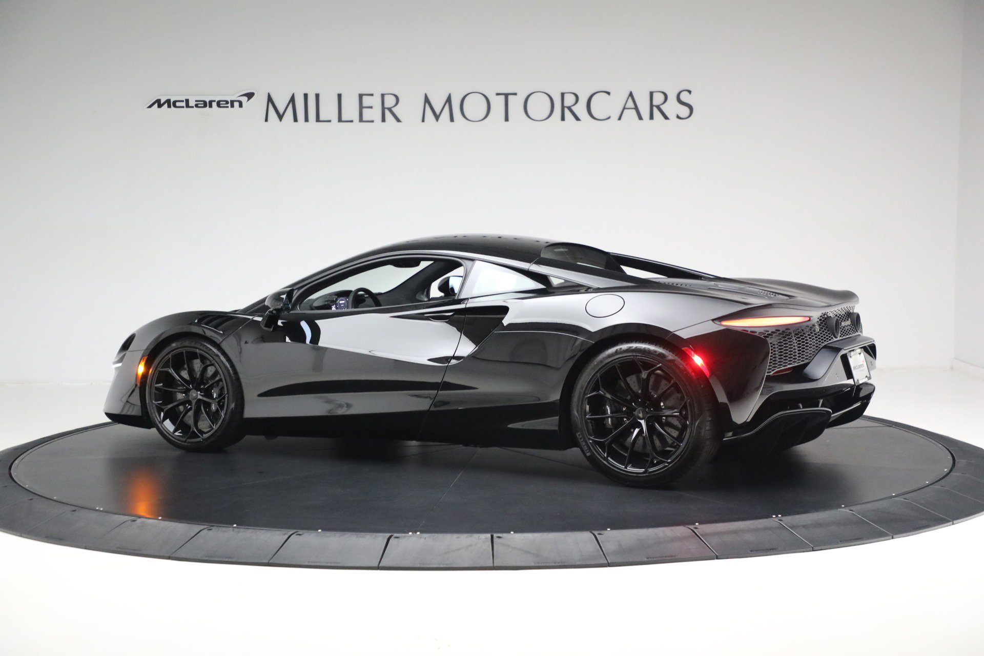 Used 2025 McLaren Artura image 4