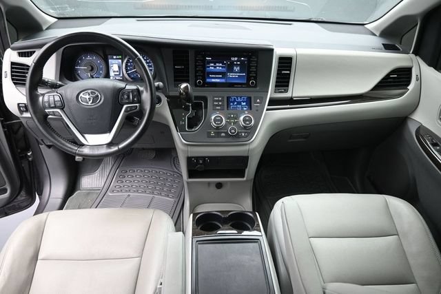 Used 2020 Toyota Sienna XLE FWD image 25