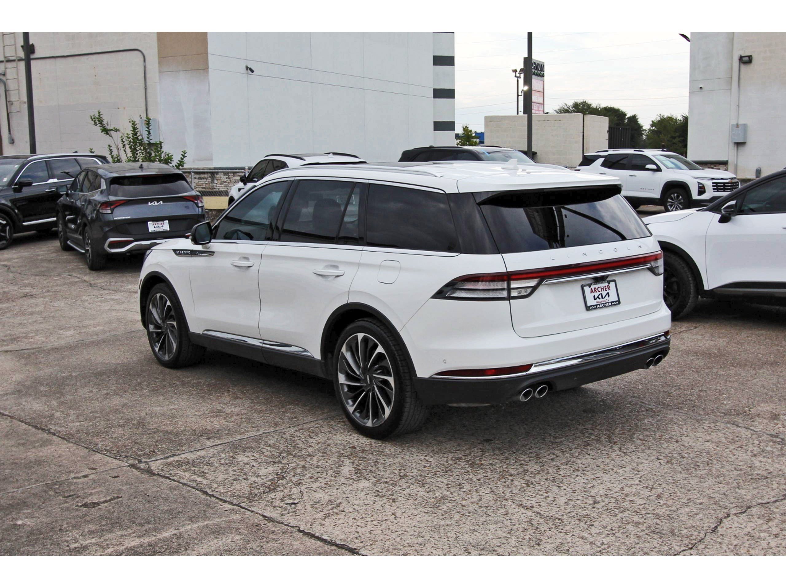 Used 2022 Lincoln Aviator Reserve w/ Equipment Group 201A RWD image 5