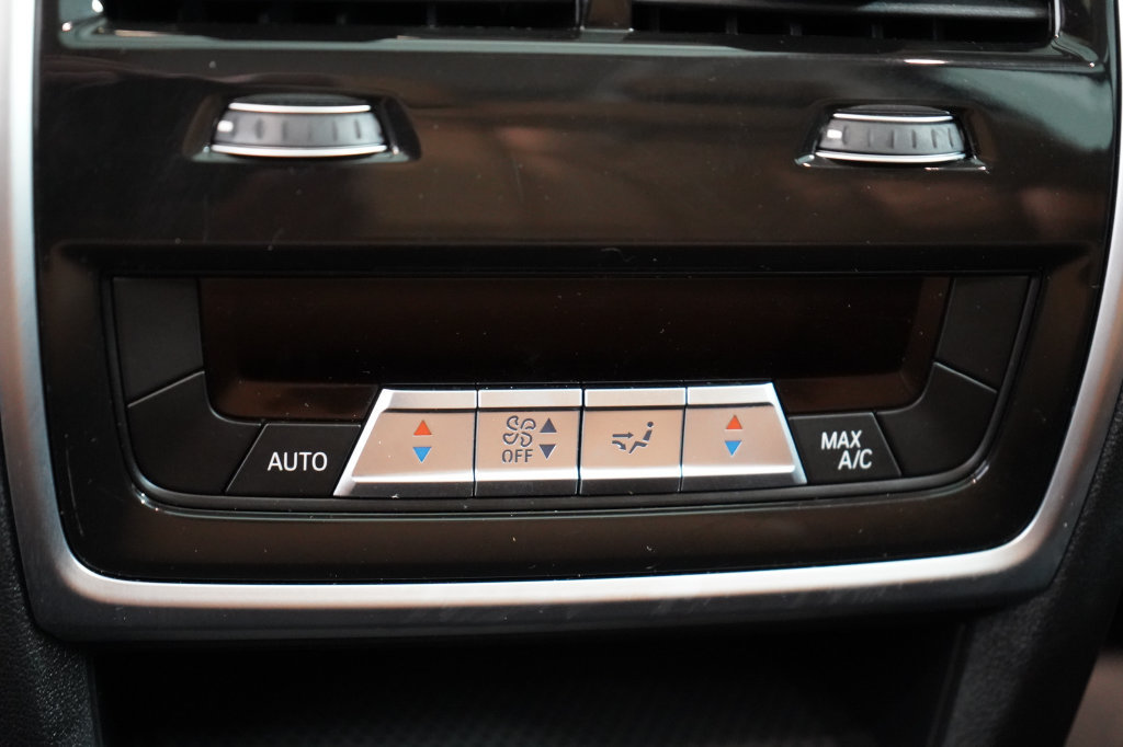 Used 2024 BMW X7 xDrive40i w/ Parking Assistance Package AWD/4WD image 17