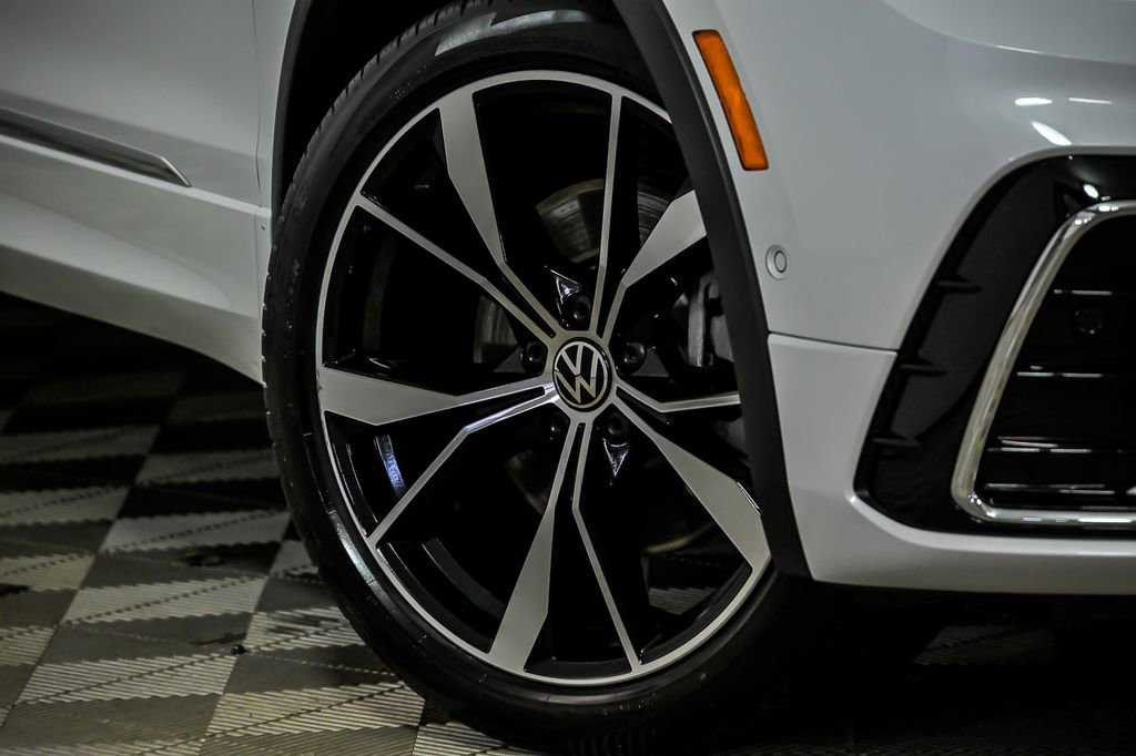 Certified 2024 Volkswagen Tiguan SEL R-Line image 3