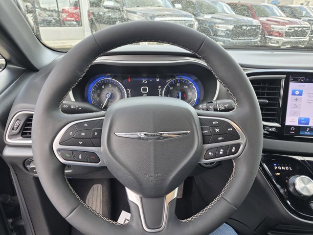 Used 2025 Chrysler Pacifica Select FWD image 6