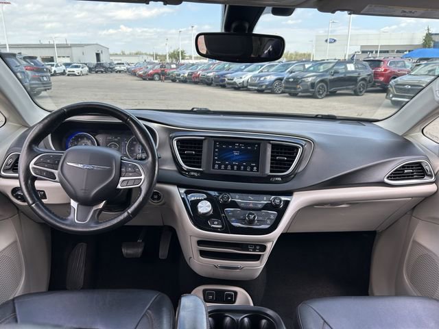 Used 2020 Chrysler Pacifica Touring-L FWD image 9